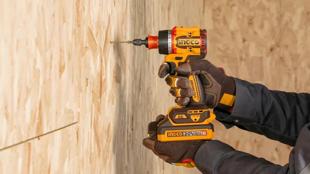 Аккумуляторная дрель-шуруповерт INGCO CDLI206686 20V Brushless 66 Нм с набором сменных насадок (2 АКБ 2.0 Ач + ЗУ)