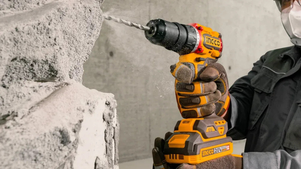Аккумуляторная дрель-шуруповерт INGCO CDLI206686 20V Brushless 66 Нм с набором сменных насадок (2 АКБ 2.0 Ач + ЗУ)